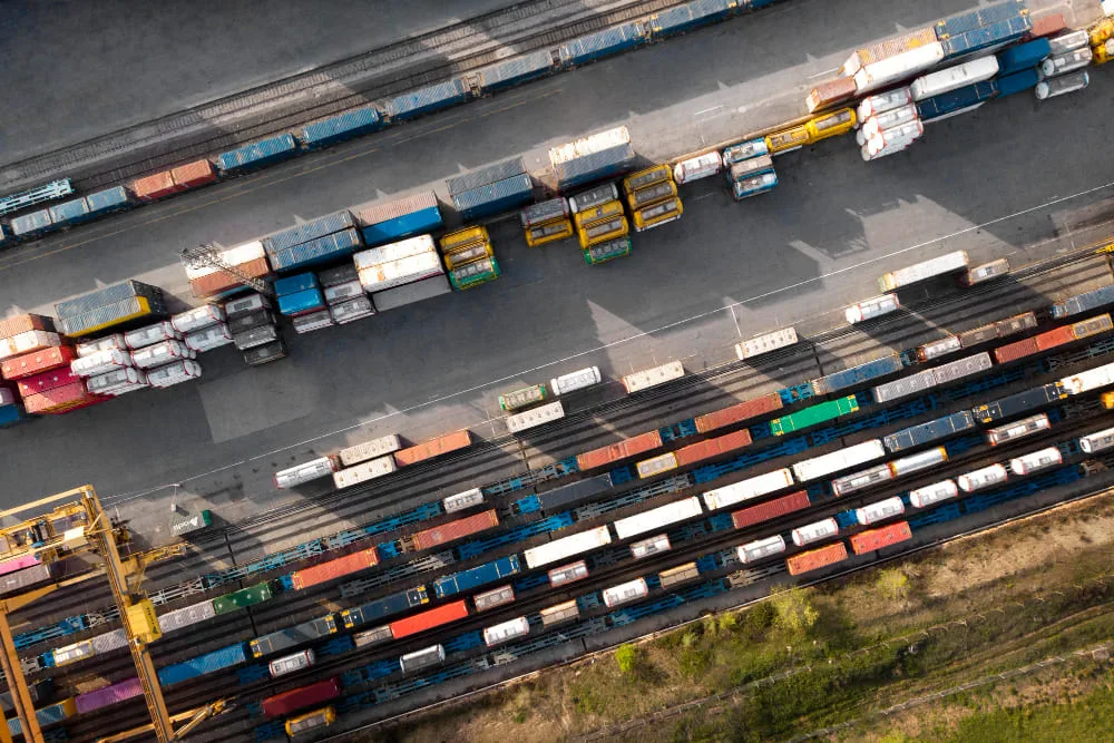 Transport morski kontenerów a kolej – jak skutecznie połączyć oba środki transportu?